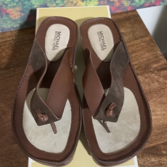 MICHAEL KORS MARIN THONG SANDAL SIZE. 7 BROWN NWB - Picture 2 of 11